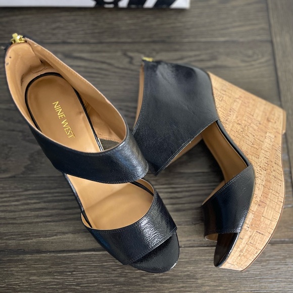 Super cute black patent and cork open toed wedges - Picture 2 of 5